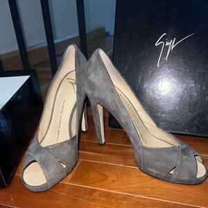 NIB GIUSEPPE ZANOTTI DESIGN SUEDE HEELS$599 shoes! SIZE 37